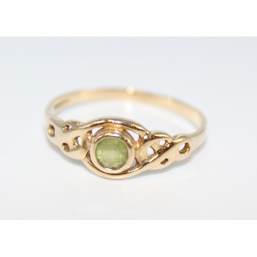 126 - 9 CARAT CELTIC GOLD RING WITH PERIDOT STONE RRP £378 (9324)