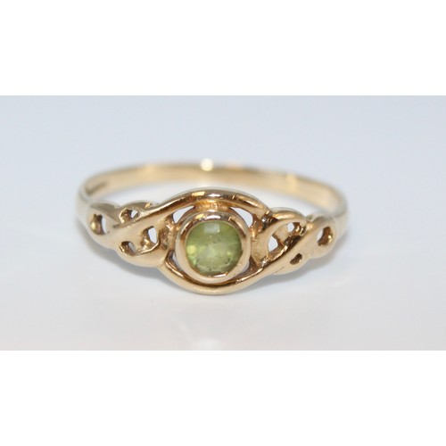 126 - 9 CARAT CELTIC GOLD RING WITH PERIDOT STONE RRP £378 (9324)