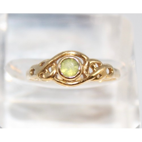 126 - 9 CARAT CELTIC GOLD RING WITH PERIDOT STONE RRP £378 (9324)