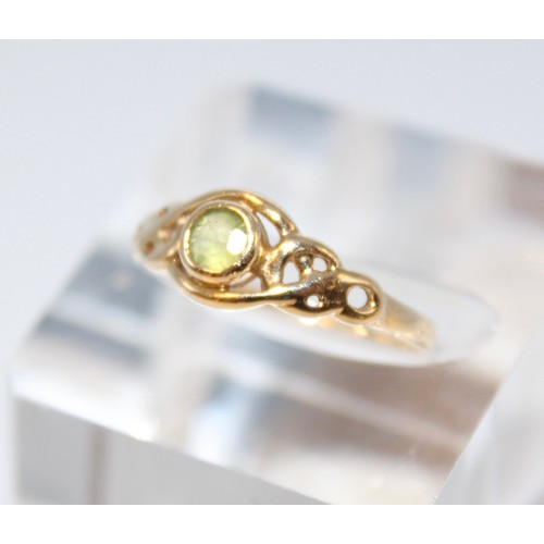 126 - 9 CARAT CELTIC GOLD RING WITH PERIDOT STONE RRP £378 (9324)