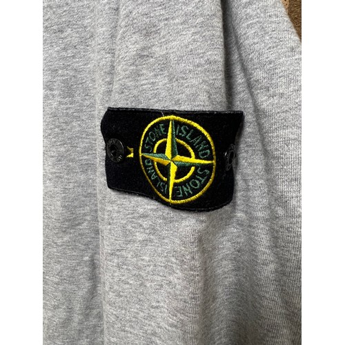117 - STONE ISLAND BADGE SLEEVE GREY CREW NECK SWEATSHIRT RRP £235 SIZE XXL (43)