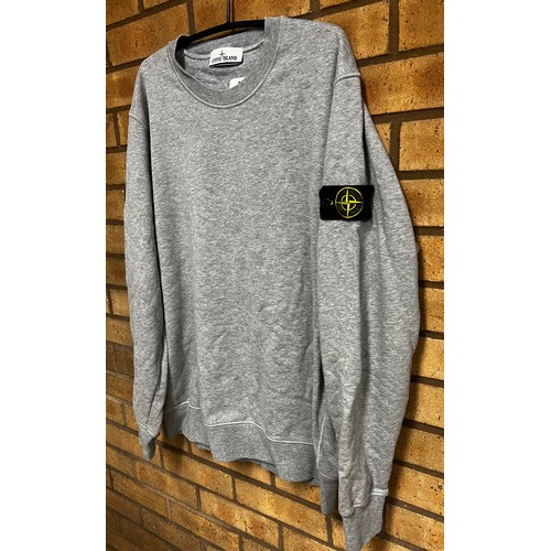 117 - STONE ISLAND BADGE SLEEVE GREY CREW NECK SWEATSHIRT RRP £235 SIZE XXL (43)