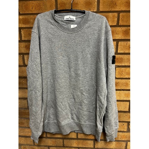 117 - STONE ISLAND BADGE SLEEVE GREY CREW NECK SWEATSHIRT RRP £235 SIZE XXL (43)