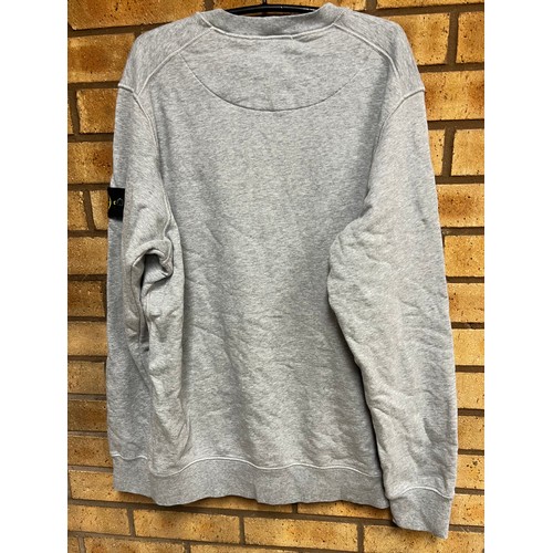117 - STONE ISLAND BADGE SLEEVE GREY CREW NECK SWEATSHIRT RRP £235 SIZE XXL (43)