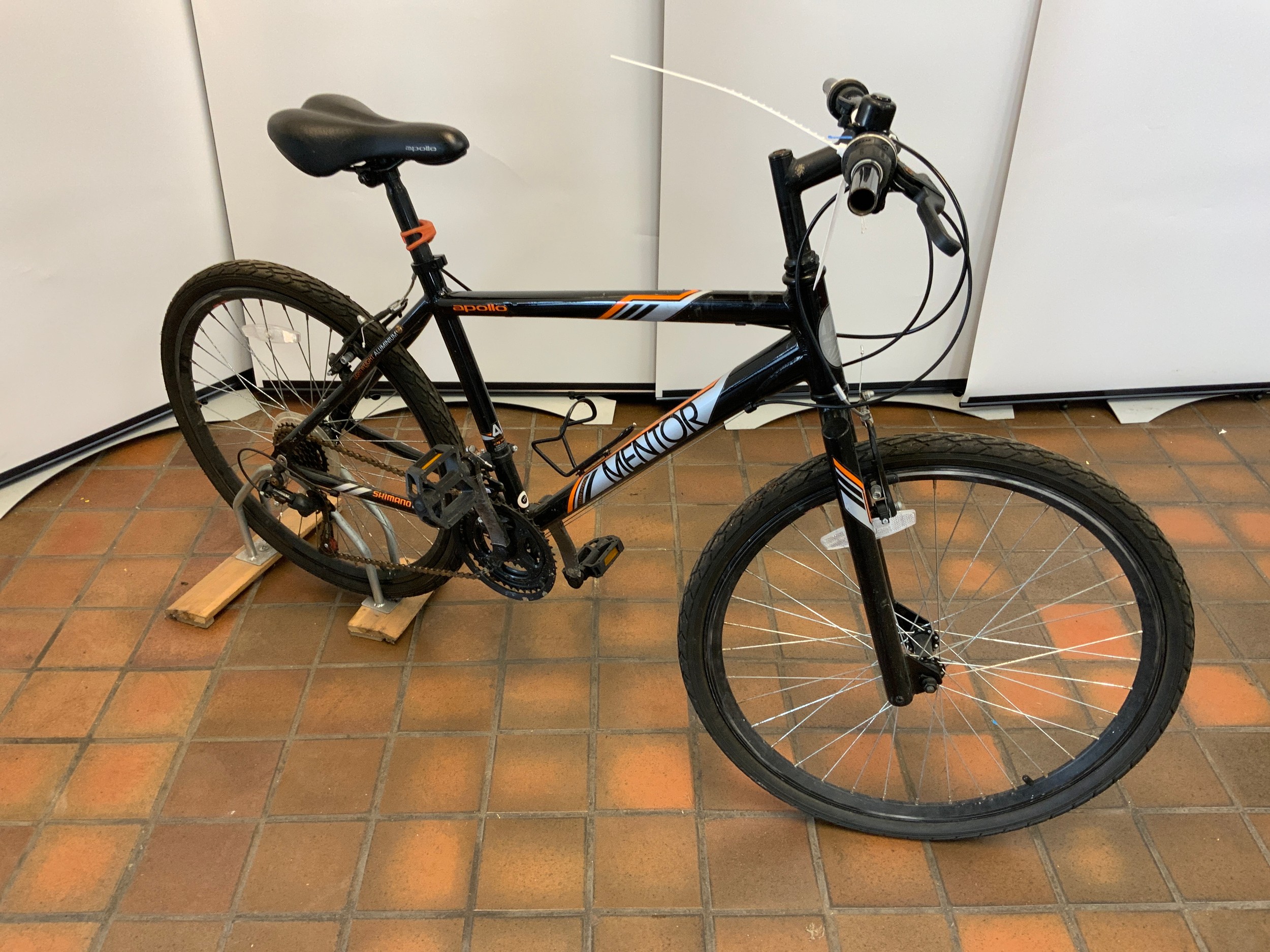 Black apollo best sale mountain bike