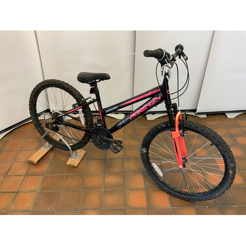 66 - BLACK PIRHANHA FRENZY CHILDS MOUNTAIN BIKE RRP £170 (9457)