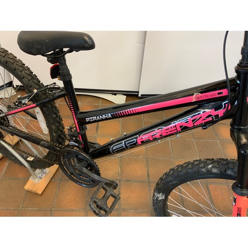 66 - BLACK PIRHANHA FRENZY CHILDS MOUNTAIN BIKE RRP £170 (9457)