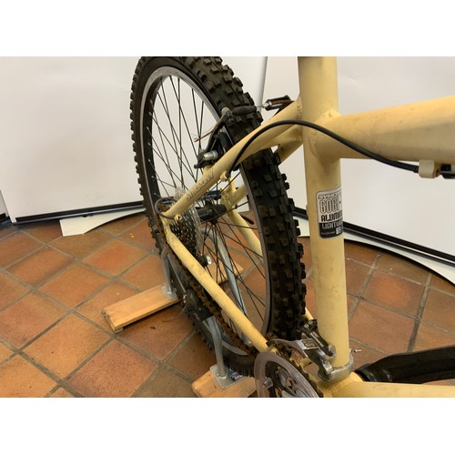 70 - CREAM SYNCRONY 6061 t6 MOUNTAIN BIKE (9463)