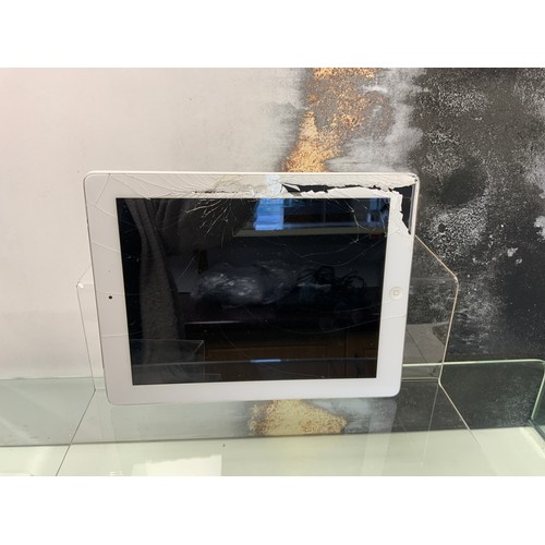 83 - APPLE AIR IPAD 16GB A1396WITH BROKEN SCREEN SPARES OR REPAIRS RRP £109  (P17132363)