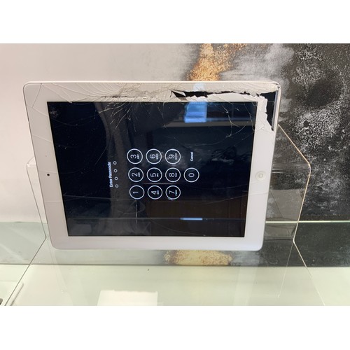 83 - APPLE AIR IPAD 16GB A1396WITH BROKEN SCREEN SPARES OR REPAIRS RRP £109  (P17132363)