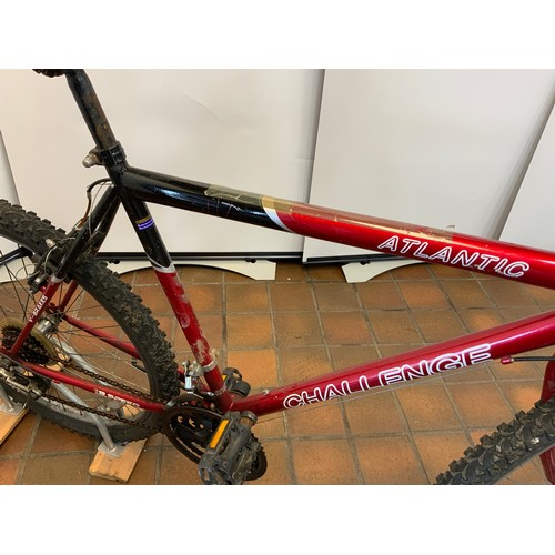 40A - BLACK & RED ATLANTIC CHALLENGE EN4766 MK92NW BIKE (9468)