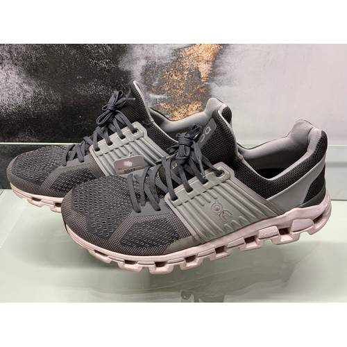 57 - ON CLOUD RUNNING SWIFT TRAINER IN ROCK/SLATE SIZE UK 9.5 - RRP £140 (P22175481)
