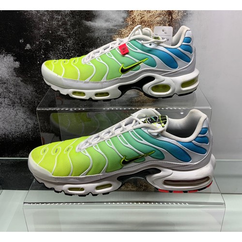 64 - NIKE AIR MAX PLUS WORLDWIDE TRAINERS SIZE UK 8.5 (ONLINE PRICE £101- £493)  (AD/2)