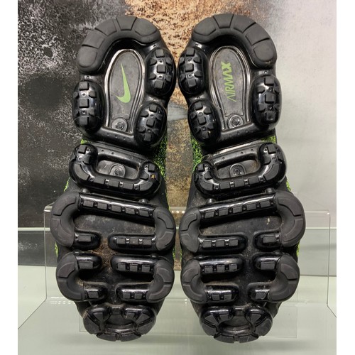 62 - NIKE AIR VAPORMAX FLYKNIT 2VOLT BLACK SIZE UK 8.5 (ONLINE PRICE £129 - £265)  (AD/8)