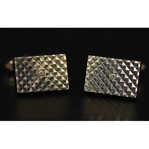 117 - 9ct Small Centre Diamond Engine Turned Cufflinks. Total Weight 14g (7)