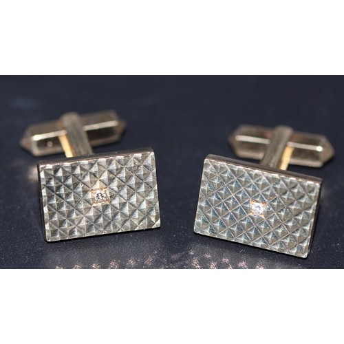 117 - 9ct Small Centre Diamond Engine Turned Cufflinks. Total Weight 14g (7)