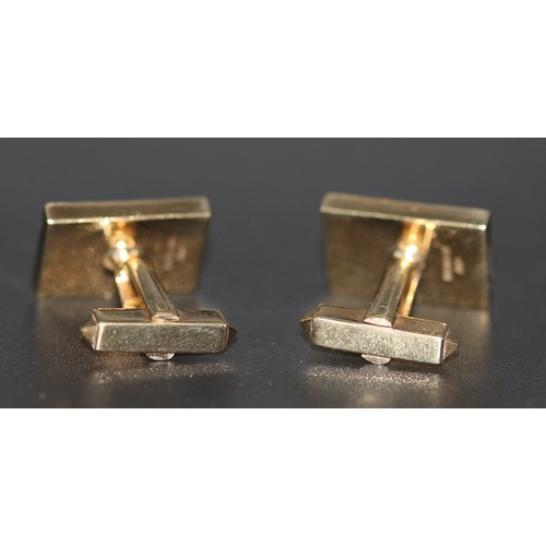 117 - 9ct Small Centre Diamond Engine Turned Cufflinks. Total Weight 14g (7)