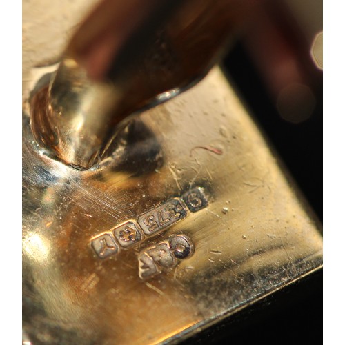 117 - 9ct Small Centre Diamond Engine Turned Cufflinks. Total Weight 14g (7)