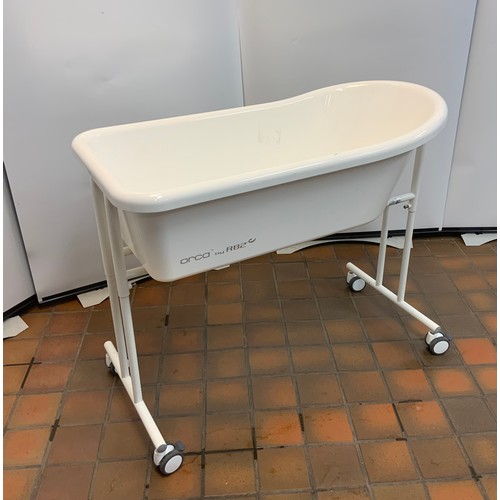 36 - ORCA R82 PORTABLE BABY BATH RRP £2092