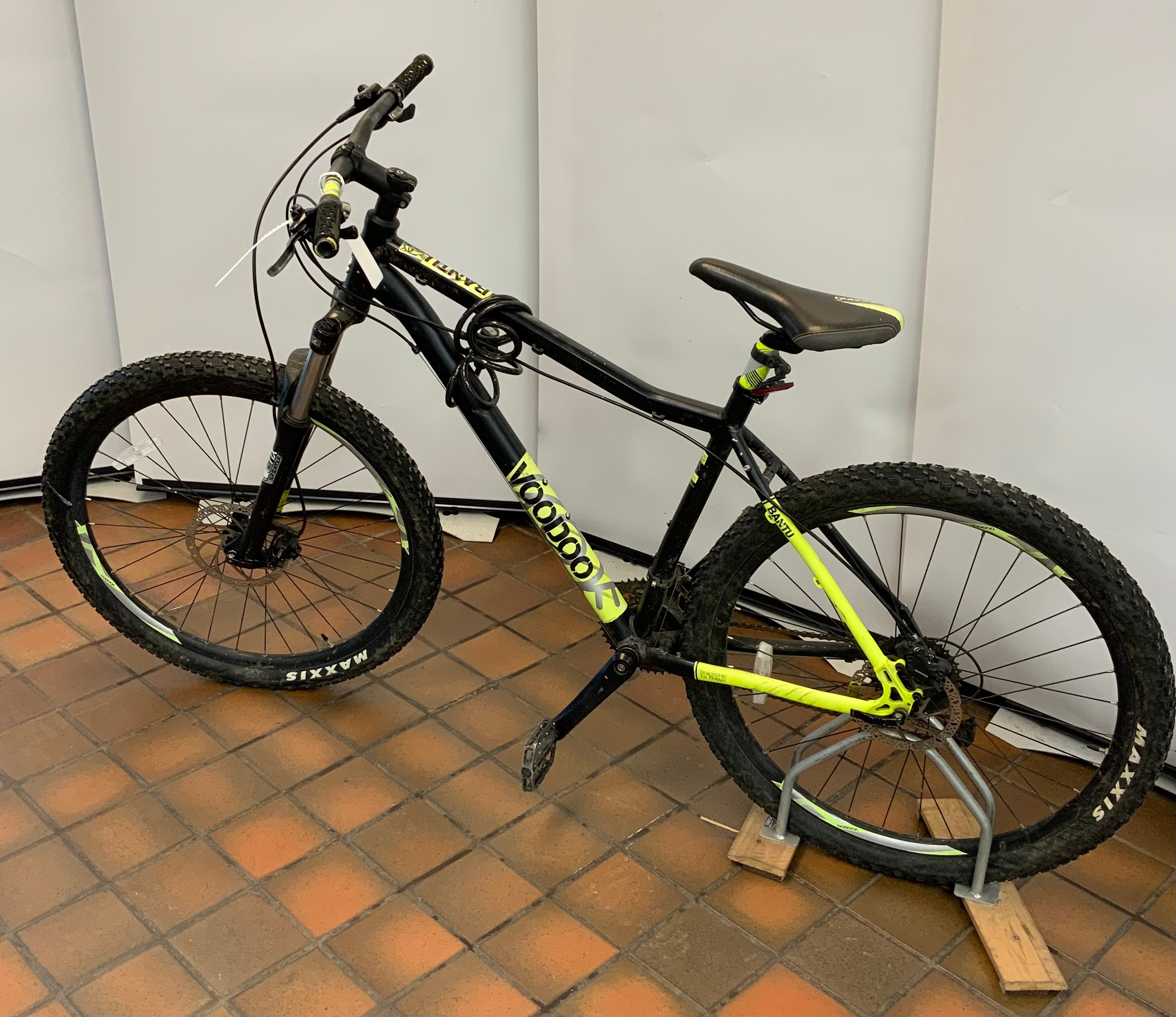 BLACK YELLOW VOODOO BANTU MOUNTAIN BIKE 27 INCH WHEELS COST NEW 400 9668