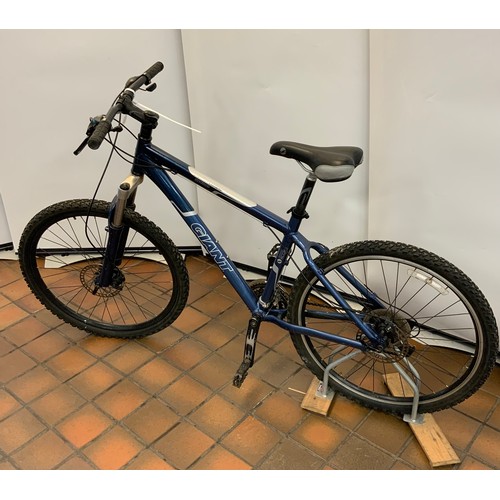 90 - BLUE GIANT YUKON MOUNTAIN BIKE, 26 INCH WHEELS (9669)