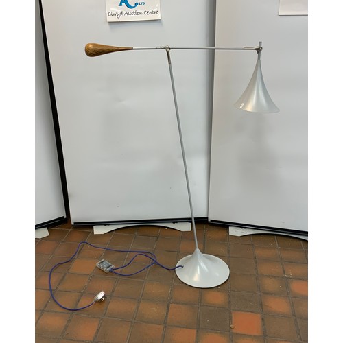 57 - FLOOR LAMP 240V