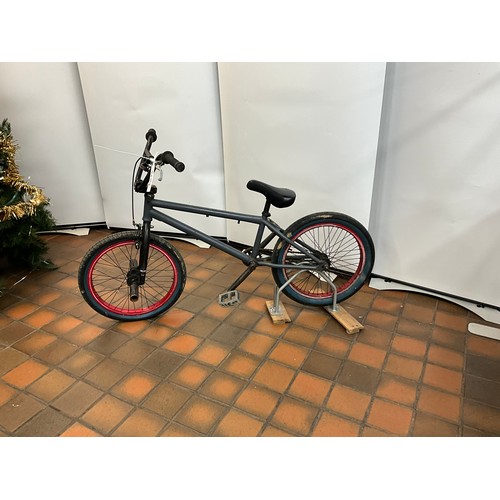 104 - GREY BMX CHILDS BIKE, (9674)