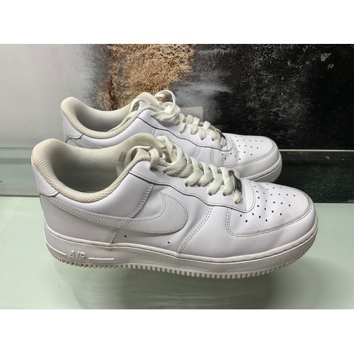 84 - NIKE AIR FORCE 1'07 SIZE UK 8 RRP £90 (JFC/12)