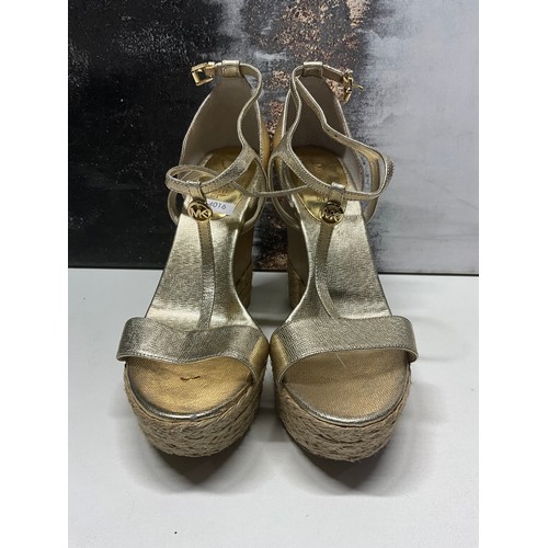 102 - MICHAEL KORS KERRY METALLIC SAFFINO WEDGE SANDALS IN GOLD SIZE 9 - COST NEW £150 (P20161617-16)