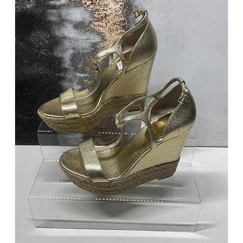 102 - MICHAEL KORS KERRY METALLIC SAFFINO WEDGE SANDALS IN GOLD SIZE 9 - COST NEW £150 (P20161617-16)