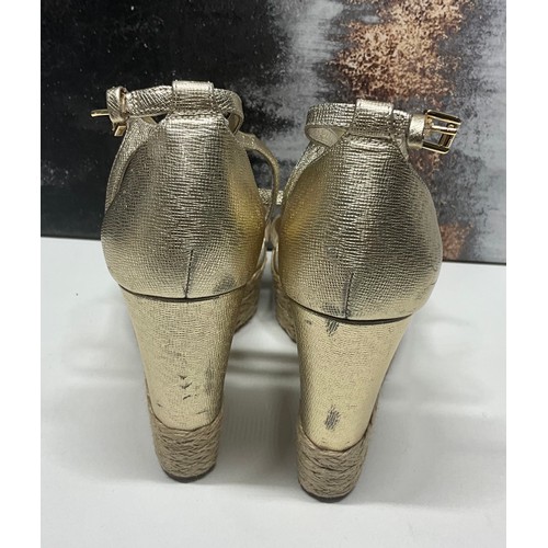 102 - MICHAEL KORS KERRY METALLIC SAFFINO WEDGE SANDALS IN GOLD SIZE 9 - COST NEW £150 (P20161617-16)