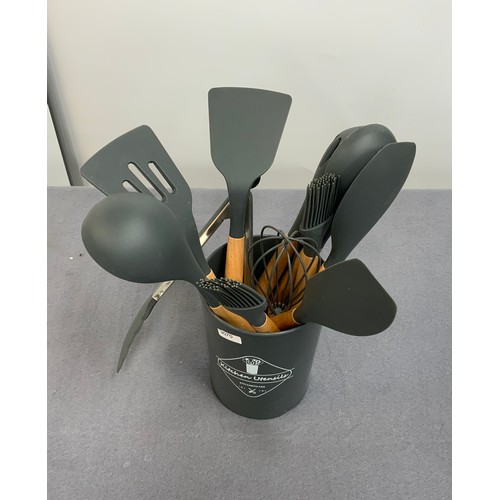 73 - MACZ GROUP SILICONE UTENSIL SET WITH HOLDER RRP £22.49