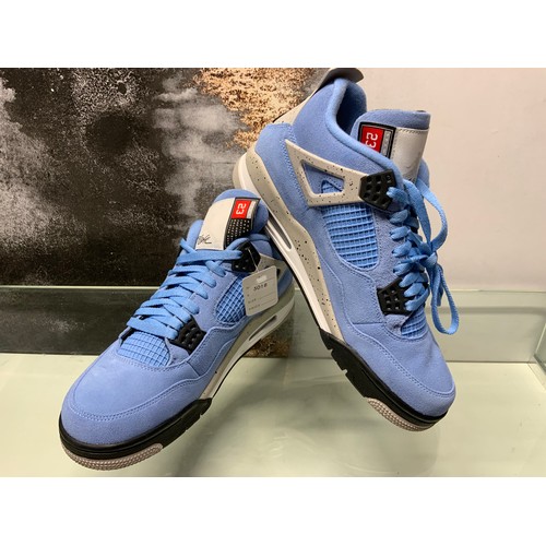 143 - NIKE AIR JORDAN 4 RETRO UNIVERSITY BLUE TRAINER IN BOX SIZE UK 9.5 - ONLINE PRICE £545 - £650 (18/ P... 