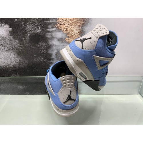 143 - NIKE AIR JORDAN 4 RETRO UNIVERSITY BLUE TRAINER IN BOX SIZE UK 9.5 - ONLINE PRICE £545 - £650 (18/ P... 