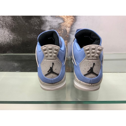 143 - NIKE AIR JORDAN 4 RETRO UNIVERSITY BLUE TRAINER IN BOX SIZE UK 9.5 - ONLINE PRICE £545 - £650 (18/ P... 