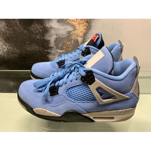 143 - NIKE AIR JORDAN 4 RETRO UNIVERSITY BLUE TRAINER IN BOX SIZE UK 9.5 - ONLINE PRICE £545 - £650 (18/ P... 
