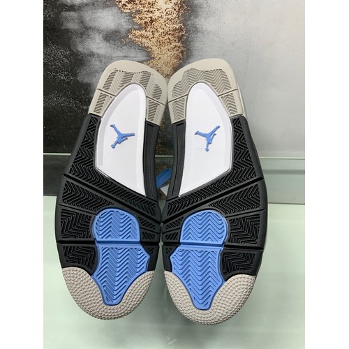 143 - NIKE AIR JORDAN 4 RETRO UNIVERSITY BLUE TRAINER IN BOX SIZE UK 9.5 - ONLINE PRICE £545 - £650 (18/ P... 