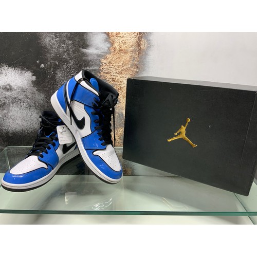 99 - NIKE AIR JORDAN 1 MID SE TRAINER - SIGNAL BLUE / BLACK / WHITE IN BOX - SIZE UK 9 COST NEW £139 (9/ ... 