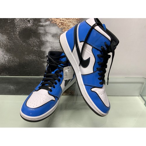 99 - NIKE AIR JORDAN 1 MID SE TRAINER - SIGNAL BLUE / BLACK / WHITE IN BOX - SIZE UK 9 COST NEW £139 (9/ ... 