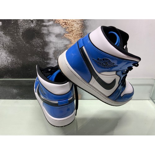 99 - NIKE AIR JORDAN 1 MID SE TRAINER - SIGNAL BLUE / BLACK / WHITE IN BOX - SIZE UK 9 COST NEW £139 (9/ ... 