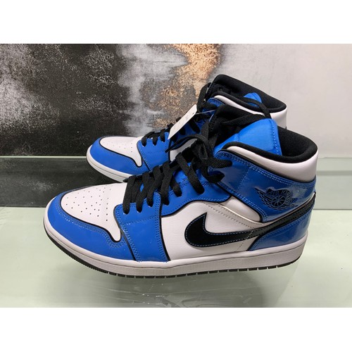 99 - NIKE AIR JORDAN 1 MID SE TRAINER - SIGNAL BLUE / BLACK / WHITE IN BOX - SIZE UK 9 COST NEW £139 (9/ ... 