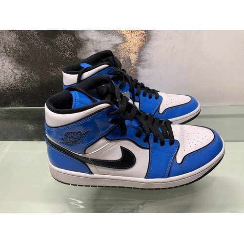 99 - NIKE AIR JORDAN 1 MID SE TRAINER - SIGNAL BLUE / BLACK / WHITE IN BOX - SIZE UK 9 COST NEW £139 (9/ ... 