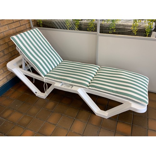 21 - RESOL - MASTER SUN LOUNGER & CUSHION SET COLOUR GREEN RRP £153.99