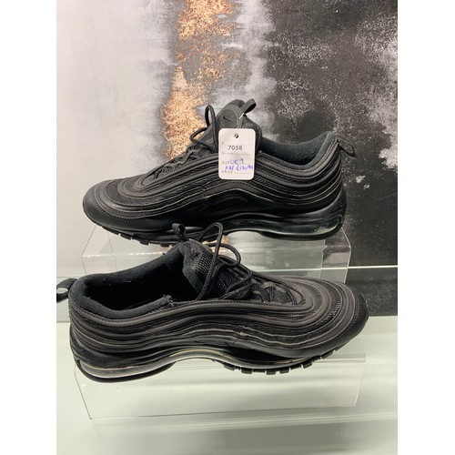 138 - NIKE AIR MAX 97 BLACK TRAINERS SIZE 9 RRP £174.99 (P22048564OMC/170322/10)