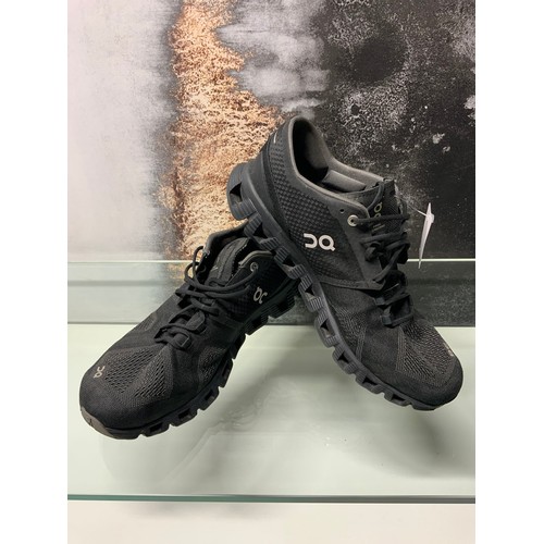 130 - ONCLOUD X BLACK TRAINERS SIZE UK 9 RRP £130 (P22048582OMC/170322/9)