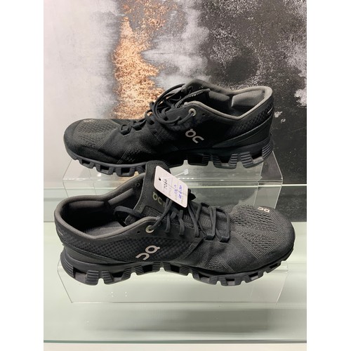 130 - ONCLOUD X BLACK TRAINERS SIZE UK 9 RRP £130 (P22048582OMC/170322/9)