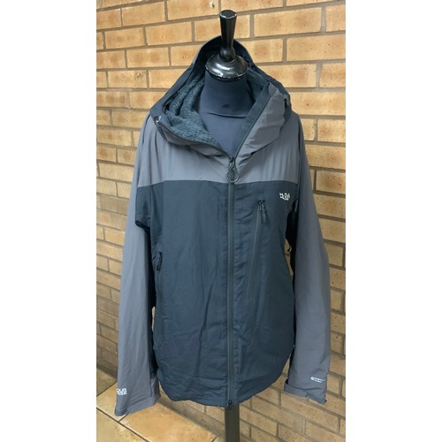 119 - MENS RAB VAPOUR-RISE BLACK & GREY JACKET SIZE UK L RRP £165 (P22048571OMC/170322/12)