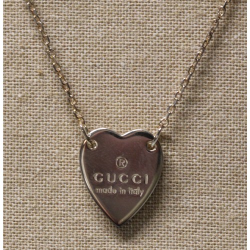 257 - GUCCI TRADEMARK STERLING SILVER HEART PENDANT IN BOX RRP £200 (P22048576OMC/170322/13)