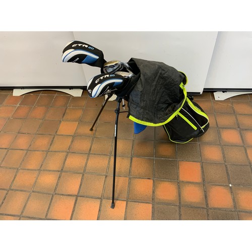 184 - MASTERS GOLF BAG WITH FAZER GOLF CLUBS (KIDS) APROX TOTAL VALUE £180 ( P22126860 /F )