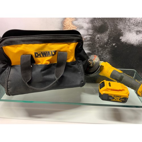 66 - DE WALT BAG AND DE WALT BRUSHLESS GRINDER & BATTERY RRP £130 ( P23120510 /F )